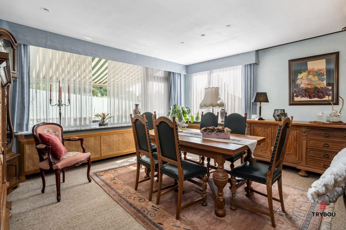 Centraal gelegen, halfopen woning met grote goed onderhouden tuin 