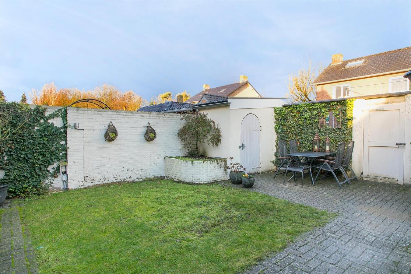 Ruim uitgebouwde hoekwoning met garage, berging, carport en vrije achterom gelegen in een rustige, kindvriendelijke straat tegenover een speelveld op 218 m² aan de Kievit 5 te Luyksgestel. 