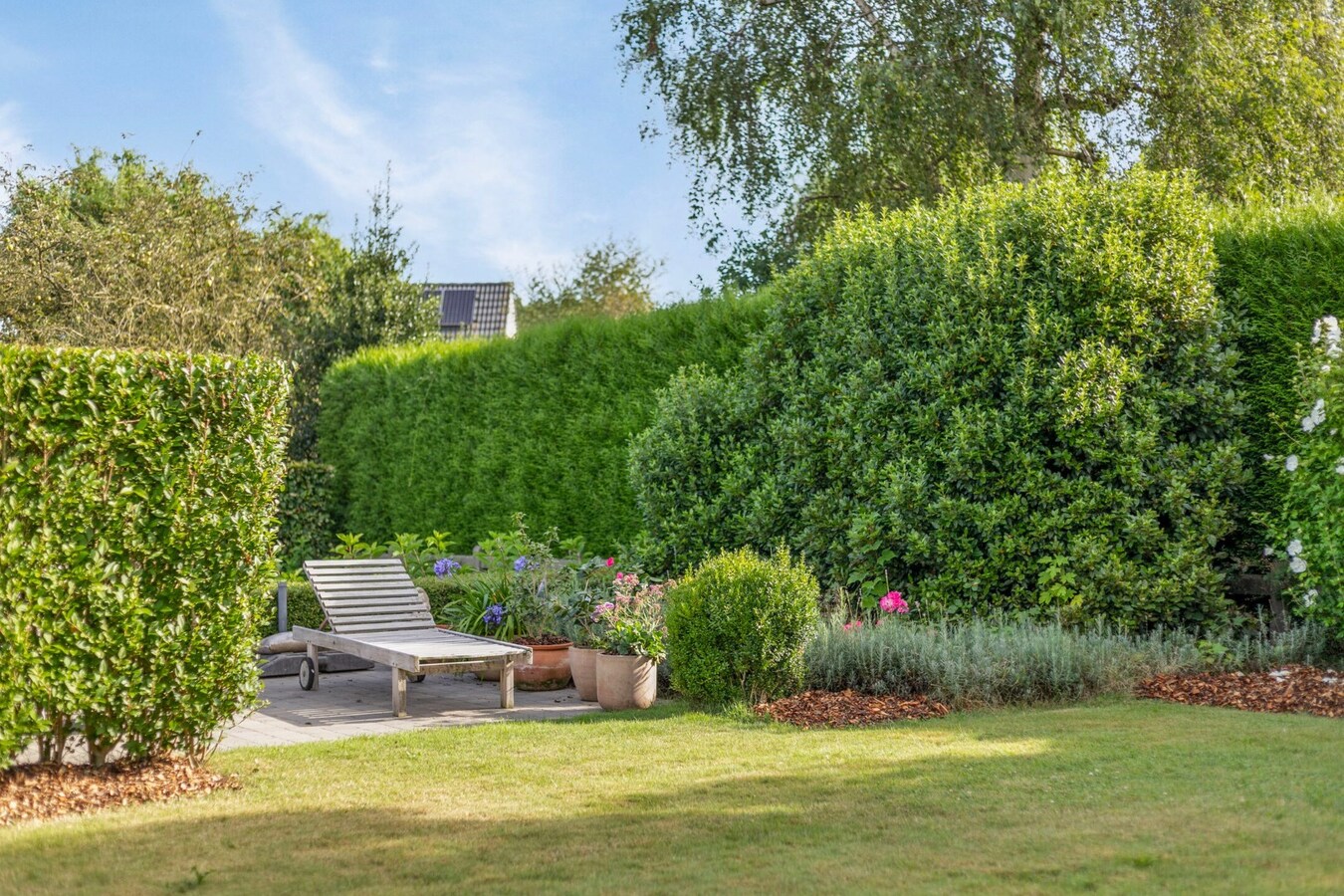 Gunstig gelegen villa met prachtig aangelegde tuin 