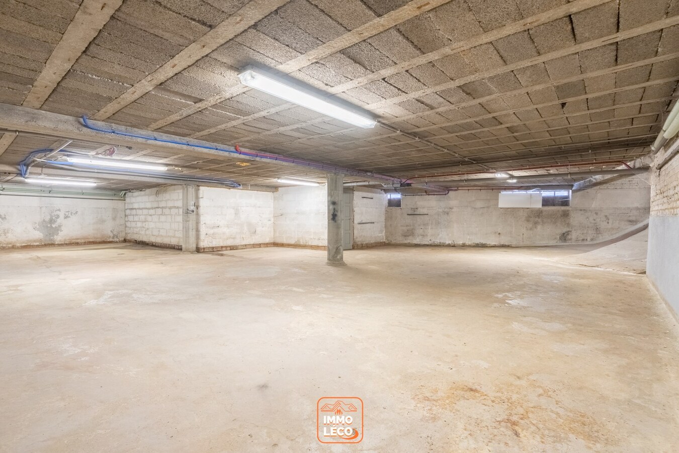 Entrepôt de +/- 180m2 dans le village de Luingne 