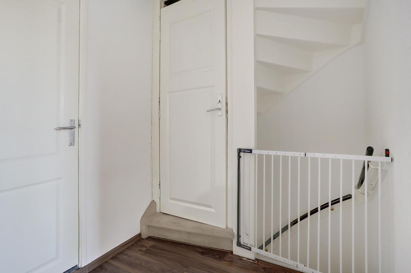 Tussenwoning met 4 slaapkamers en ruime garage van 6 x 5 m! 