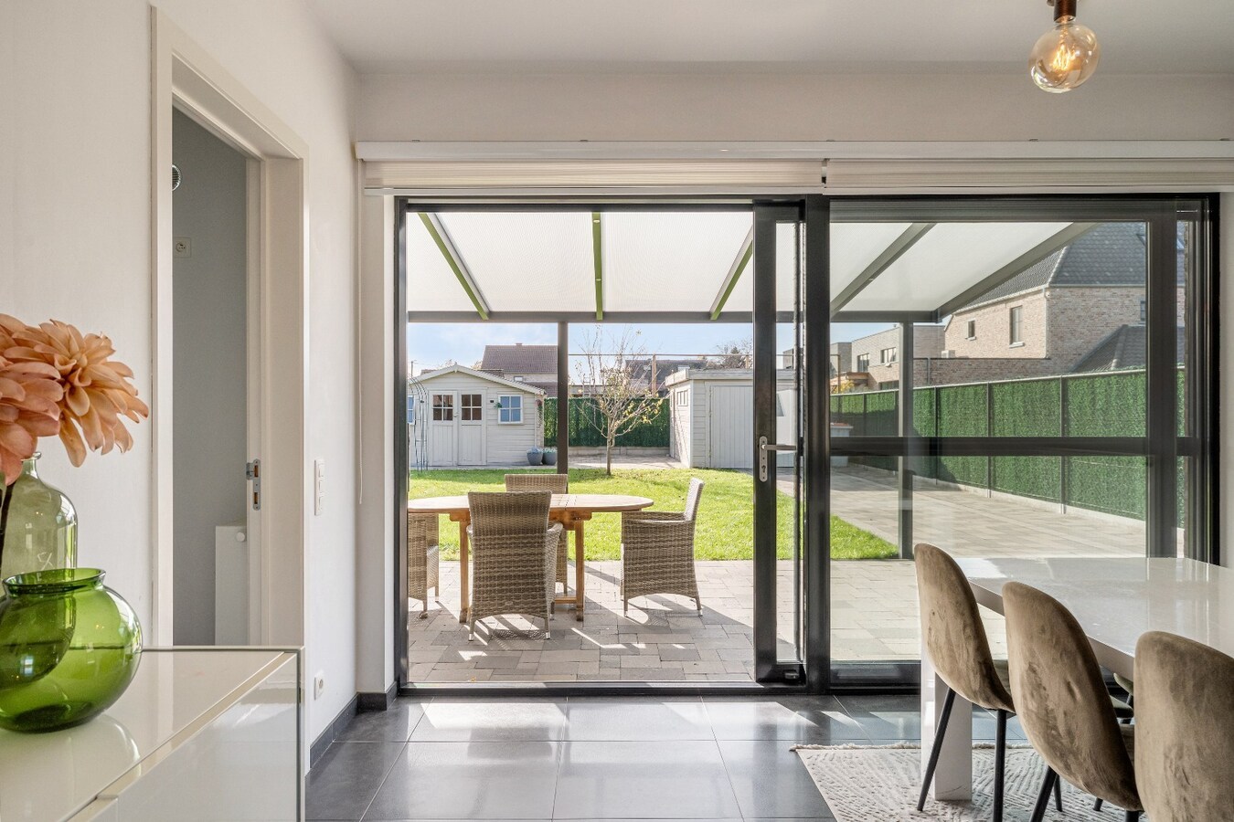 Duurzame gezinswoning met hedendaags energiecomfort, 3 slpk, ruim terras, tuin en achterliggende garage,. 