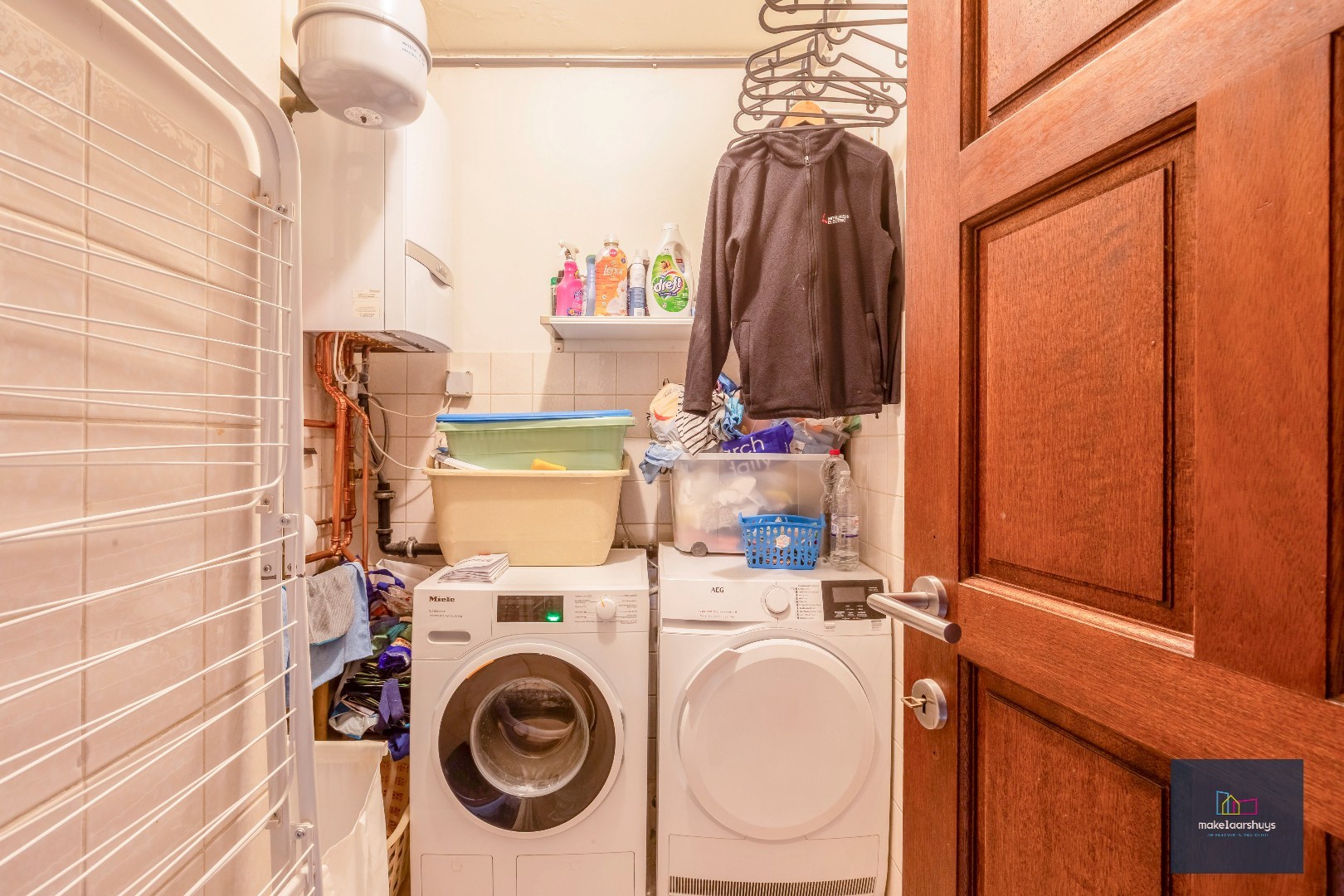 Heel ruime instapklare woning in rij  met zonneterras en 2 staanplaatsen 