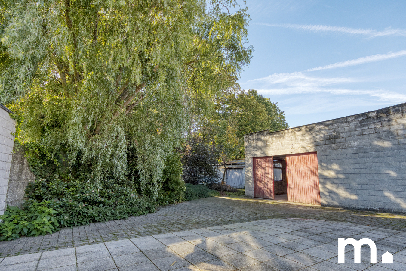 Veelzijdig handelshuis met ruime woonst van 433 m², privétuin en magazijn van 135m² te Oostrozebeke 