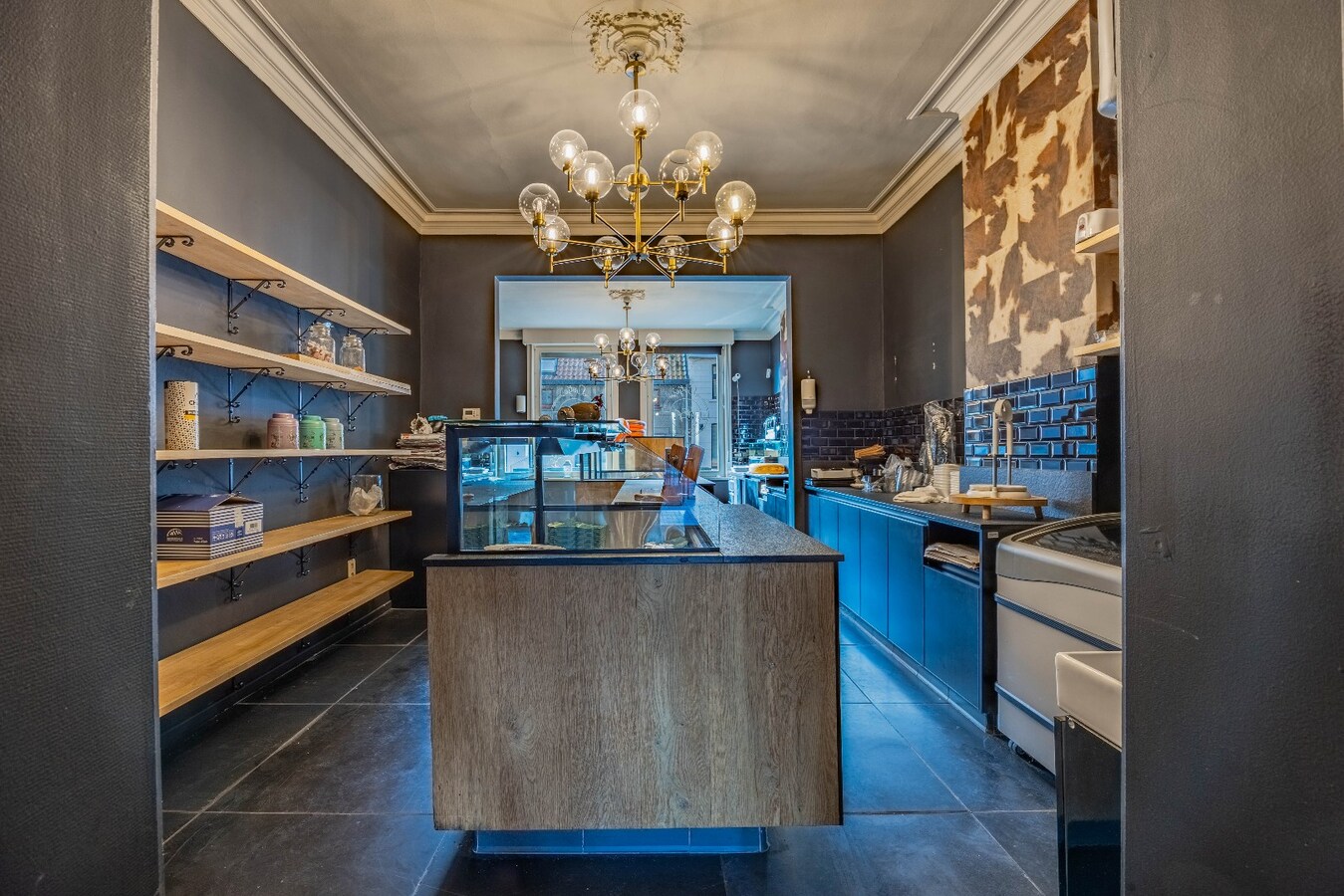 Uniek handelspand met woonst in het charmante Lissewege – tal van mogelijkheden! 