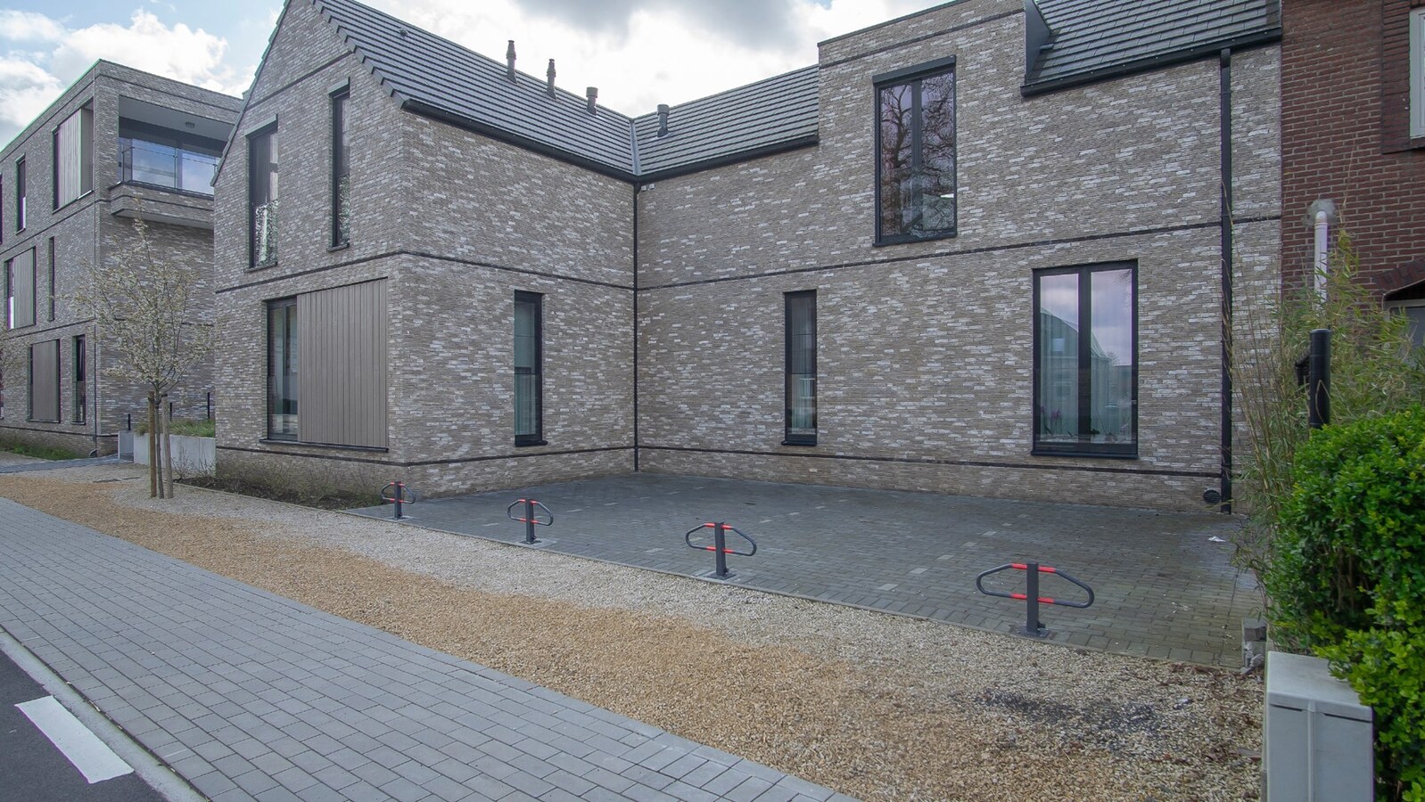 4 Bovengrondse parkeerplaatsen , bij centrum Stokkem 