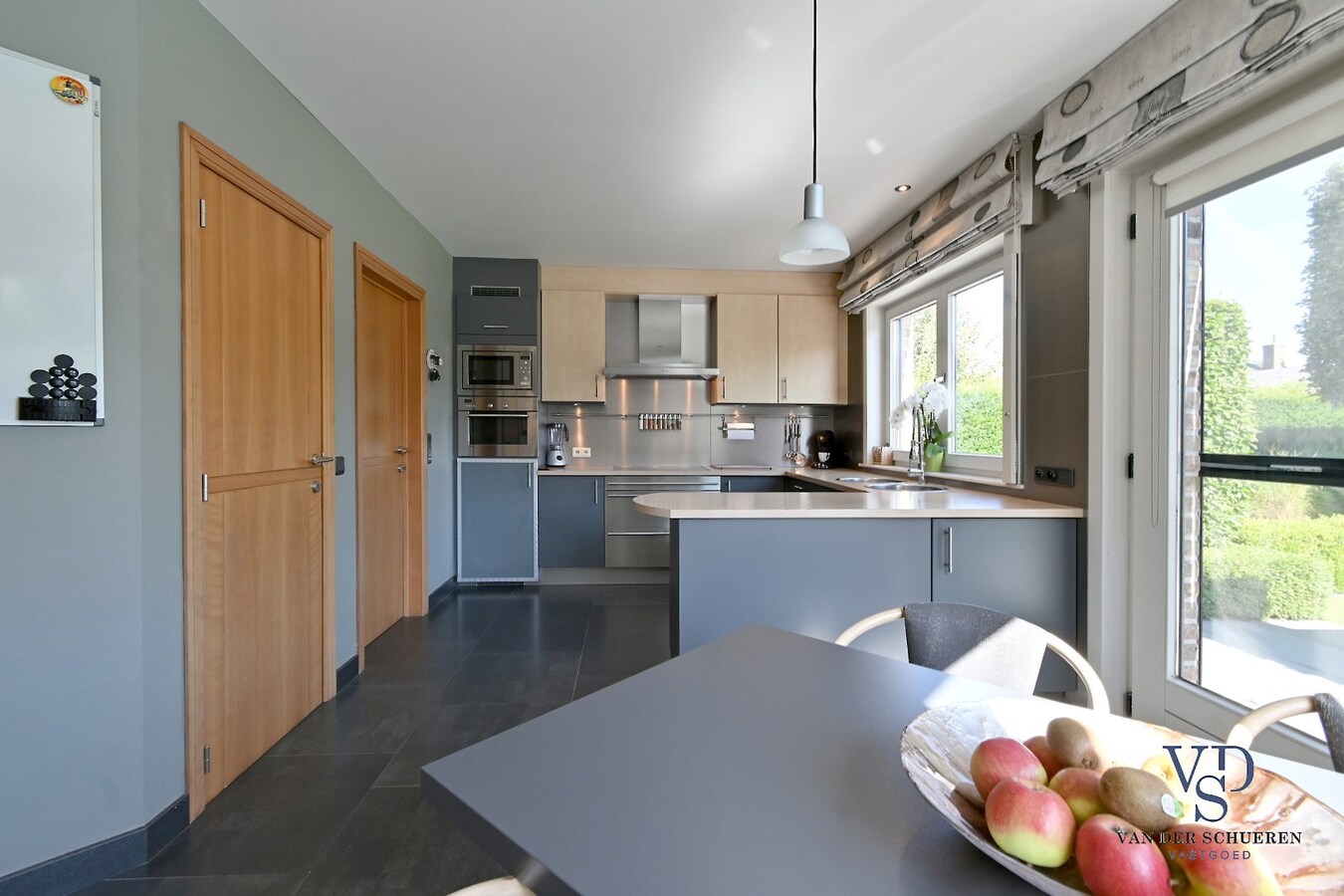 Tijdloze villa met zwembad in residentiële wijk 