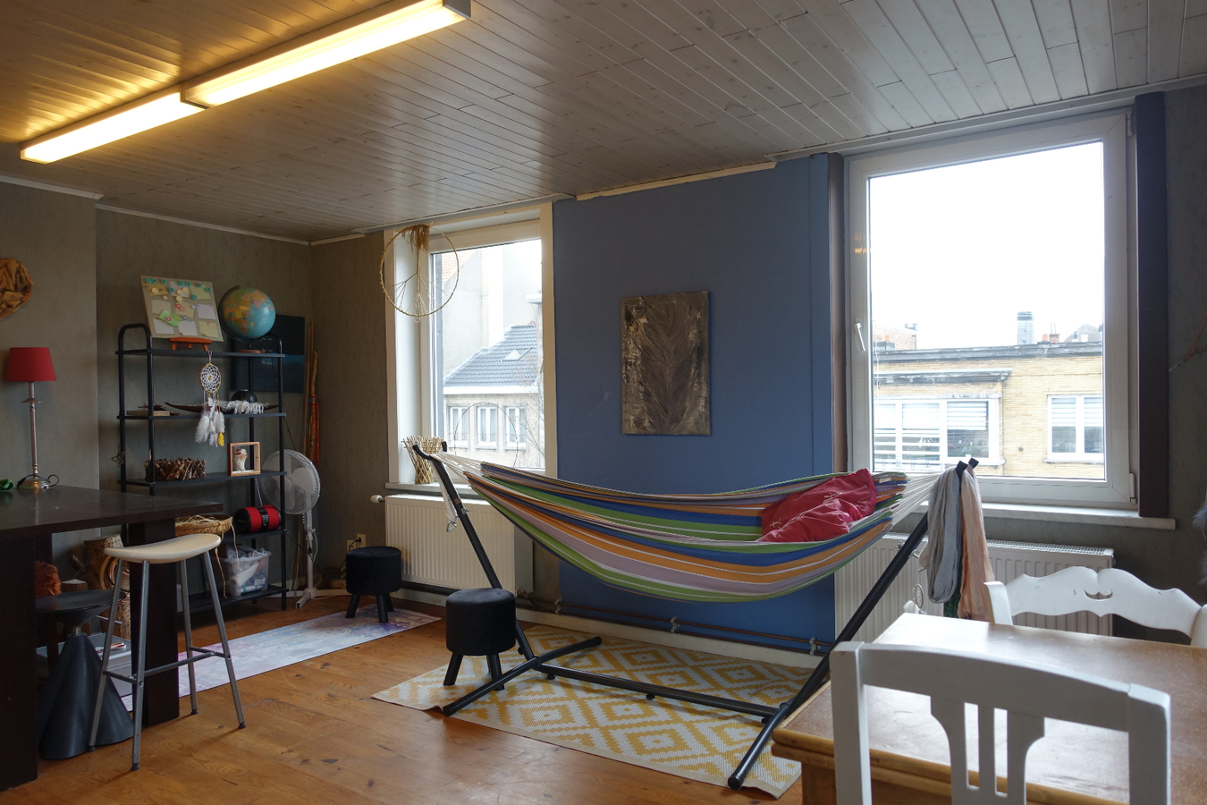 Polyvalent hoekpand met karaktervol appartement en terras 