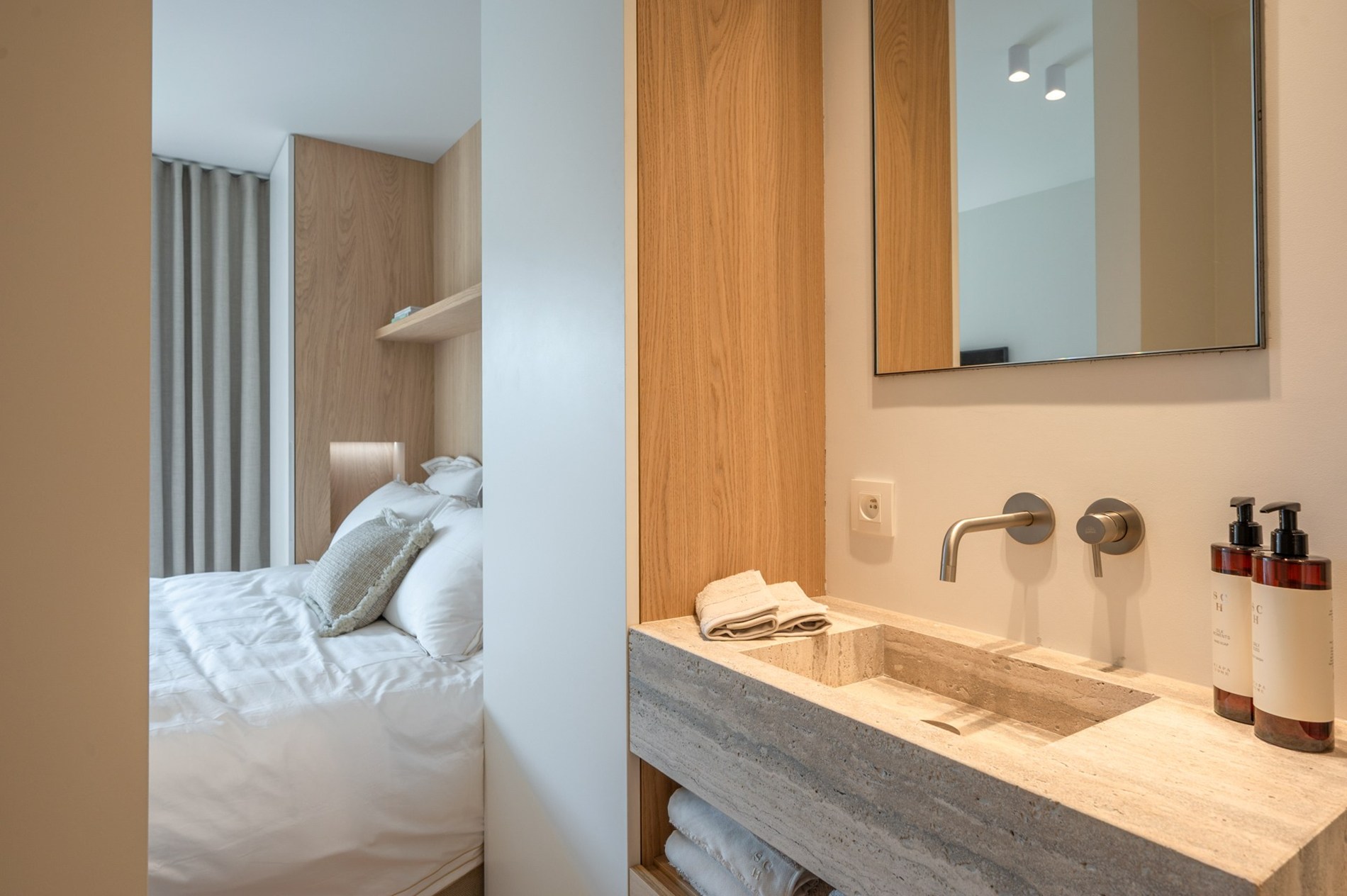 Appartement exclusivement rénové avec 3 chambres à vendre près de la plage d'Albert et de la place de la Lumière. 