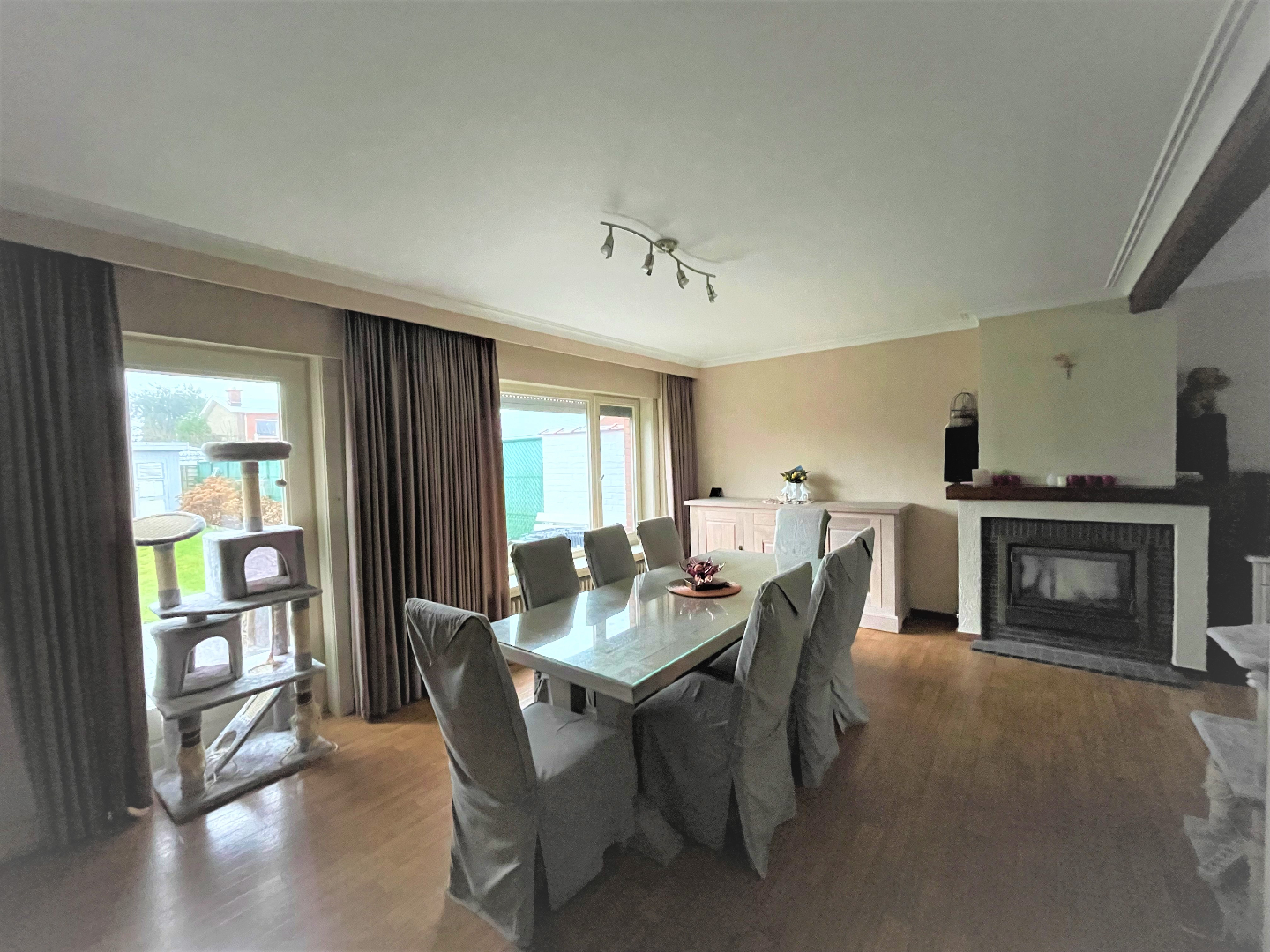 Woning met 3 slaapkamers en garage in rustige buurt 