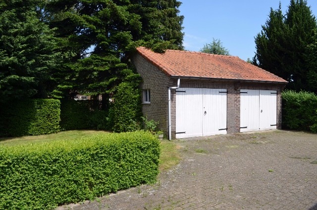 Te strippen / nieuw te bouwen woning en bijgebouwen op 906m² commercieel gelegen te Eeklo 