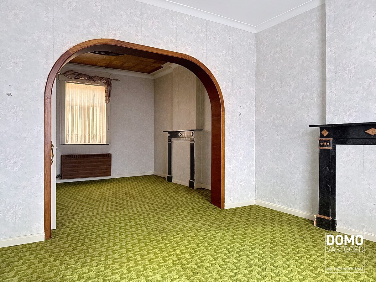 Karaktervolle woning met tal van mogelijkheden en voorzien van paardenstallingen 