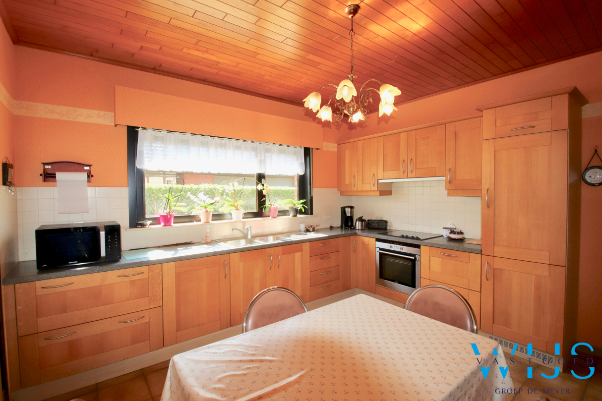 Stevige bungalow op een prachtig perceel van 925 m² te SLEIDINGE ! 