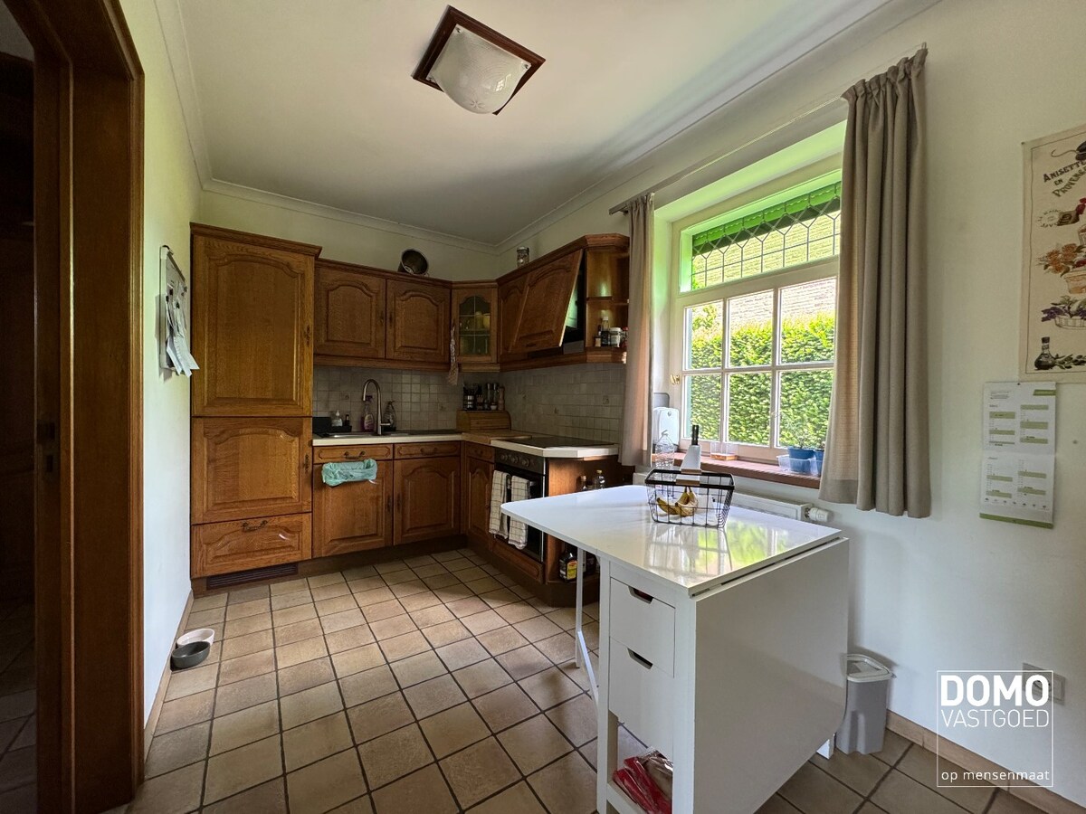Charmante open bebouwing met 3 slaapkamers, 2 badkamers en prachtige tuin te huur 