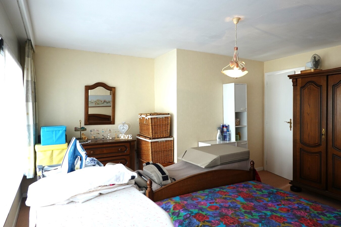 Op te frissen rijwoning in hartje Gistel 