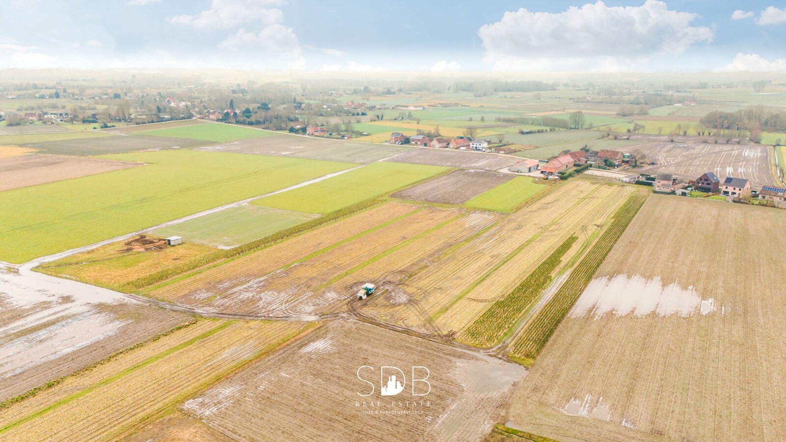 Prachtige villa in hoevestijl met bijgebouwen en graslanden op 89.070m² 