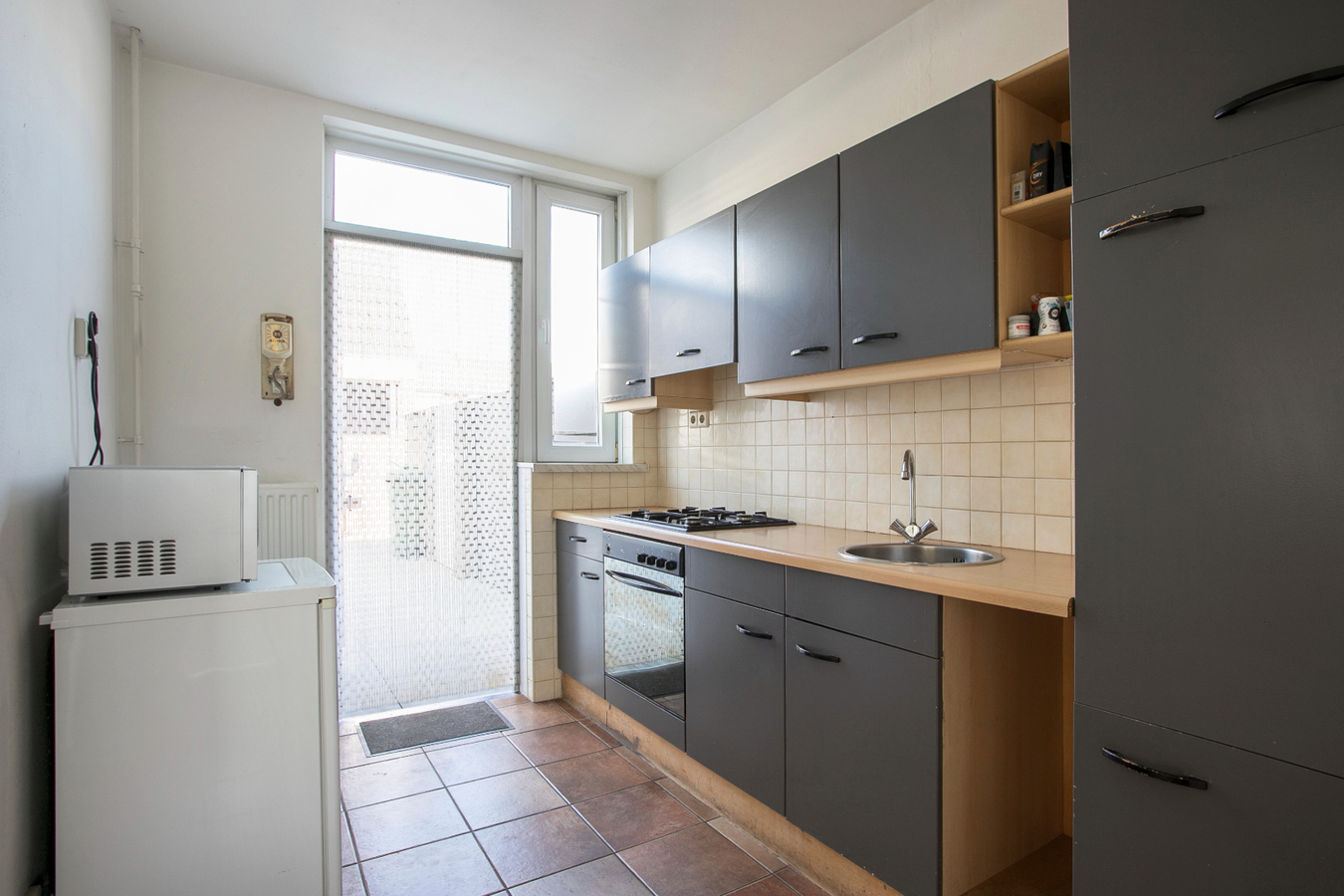 Eindwoning met berging, overkapping, ondergrond, erf, tuin- en verdere aanhorigheden. 