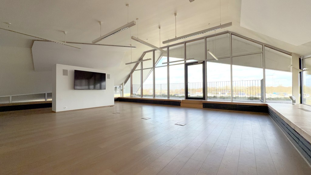 Modern kantoorgebouw te koop nabij oprit R4 te Wondelgem