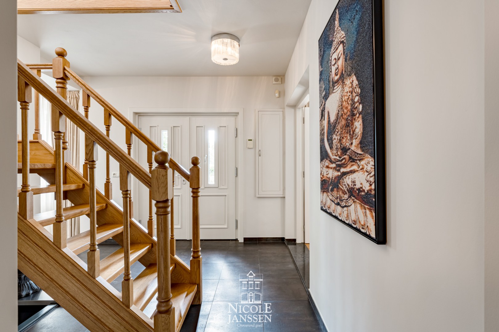 Open trap in eik naar verdieping