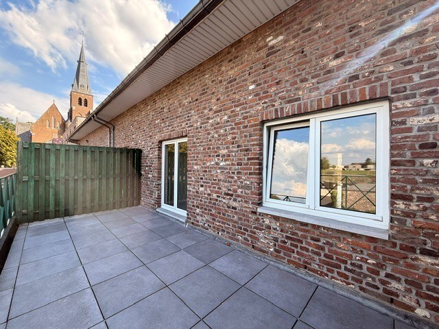Prachtig appartement met 2 slaapkamers, terras en garage in het centrum van Dilsen 
