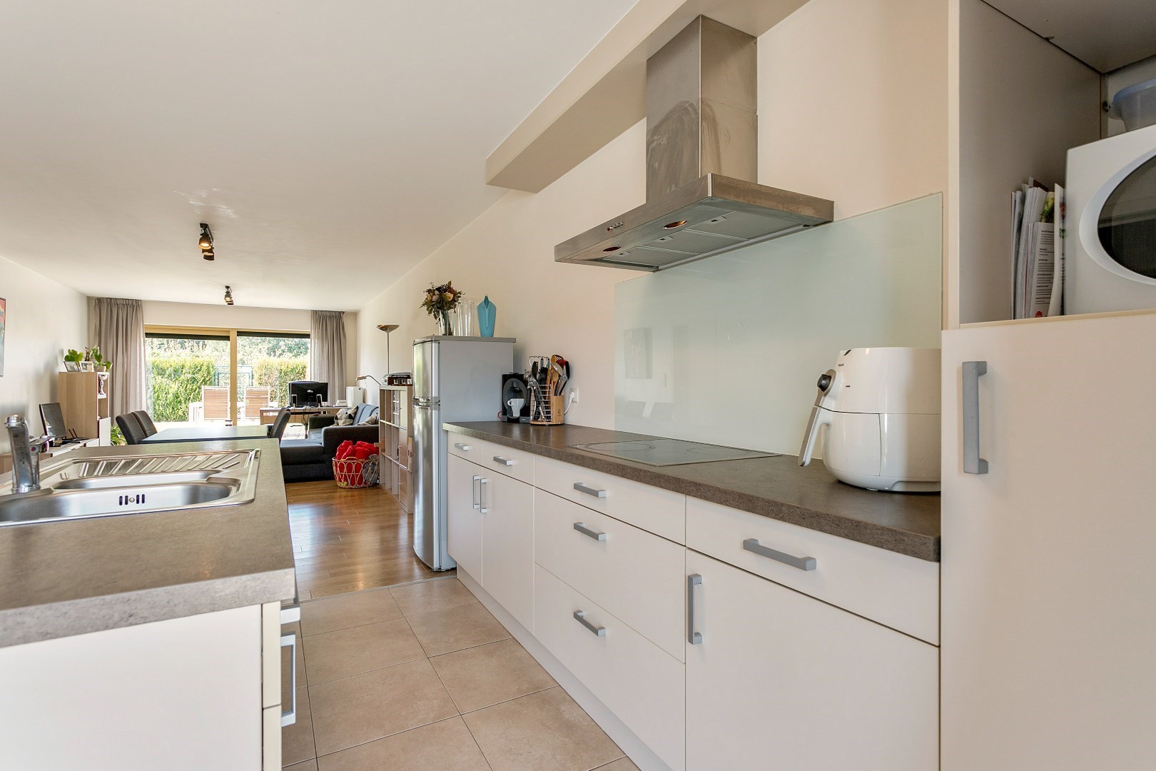 Modern, gelijkvloers appartement met 2 slpk, ondergrondse parking en tuin. 