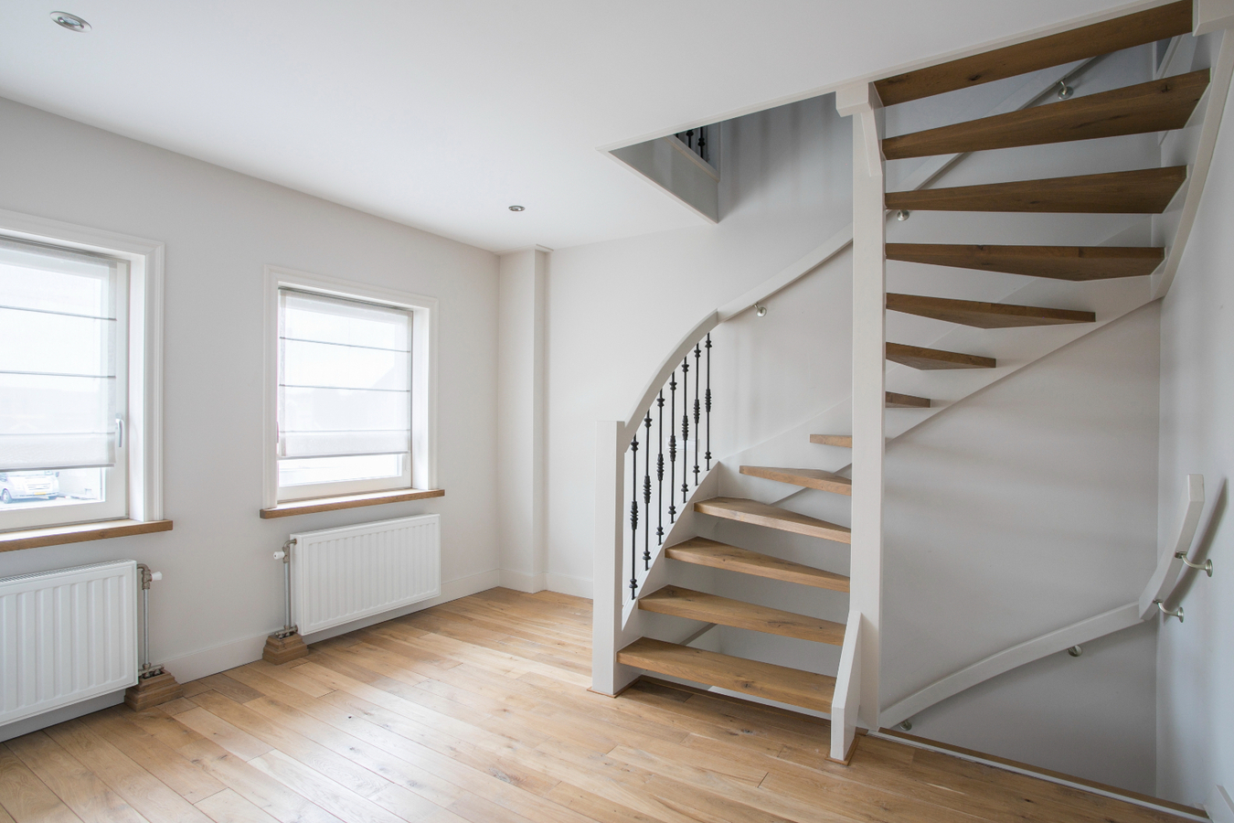 Vrijstaande, instapklare eengezinswoning met garage en carport afgewerkt in landelijke stijl. 