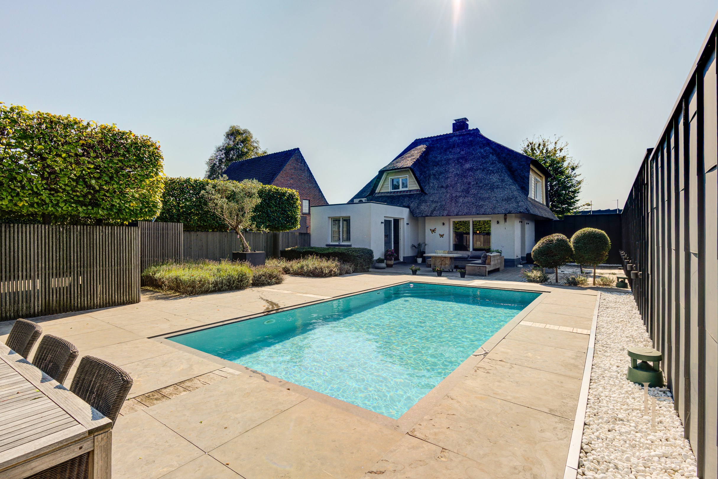 Villa met magazijn, garagebox en 12+ parkeerplaatsen te Kontich! 