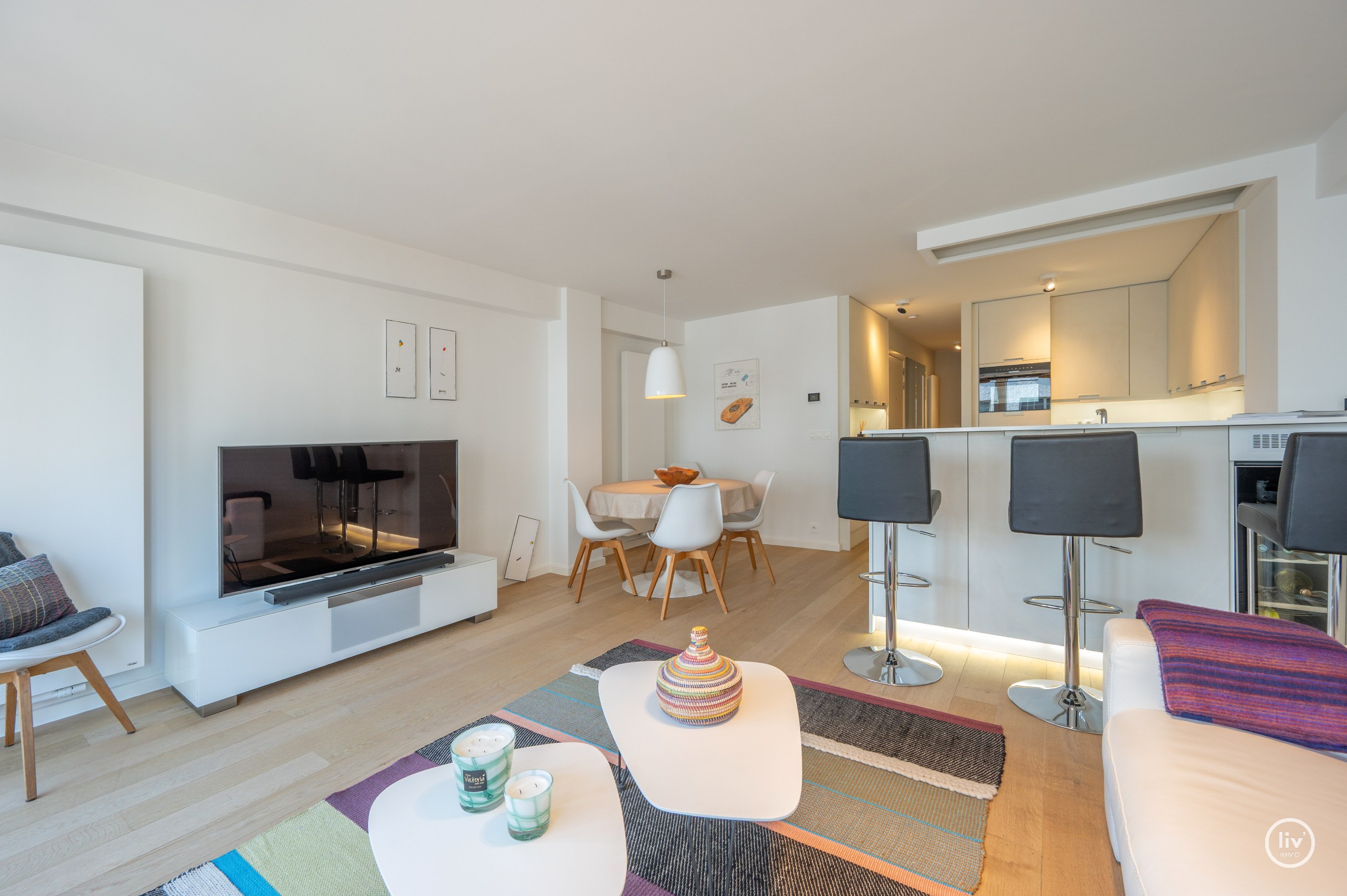Zonnig en stijlvol vernieuwd appartement met twee slaapkamers op topligging op wandelafstand van de Lippenslaan. 