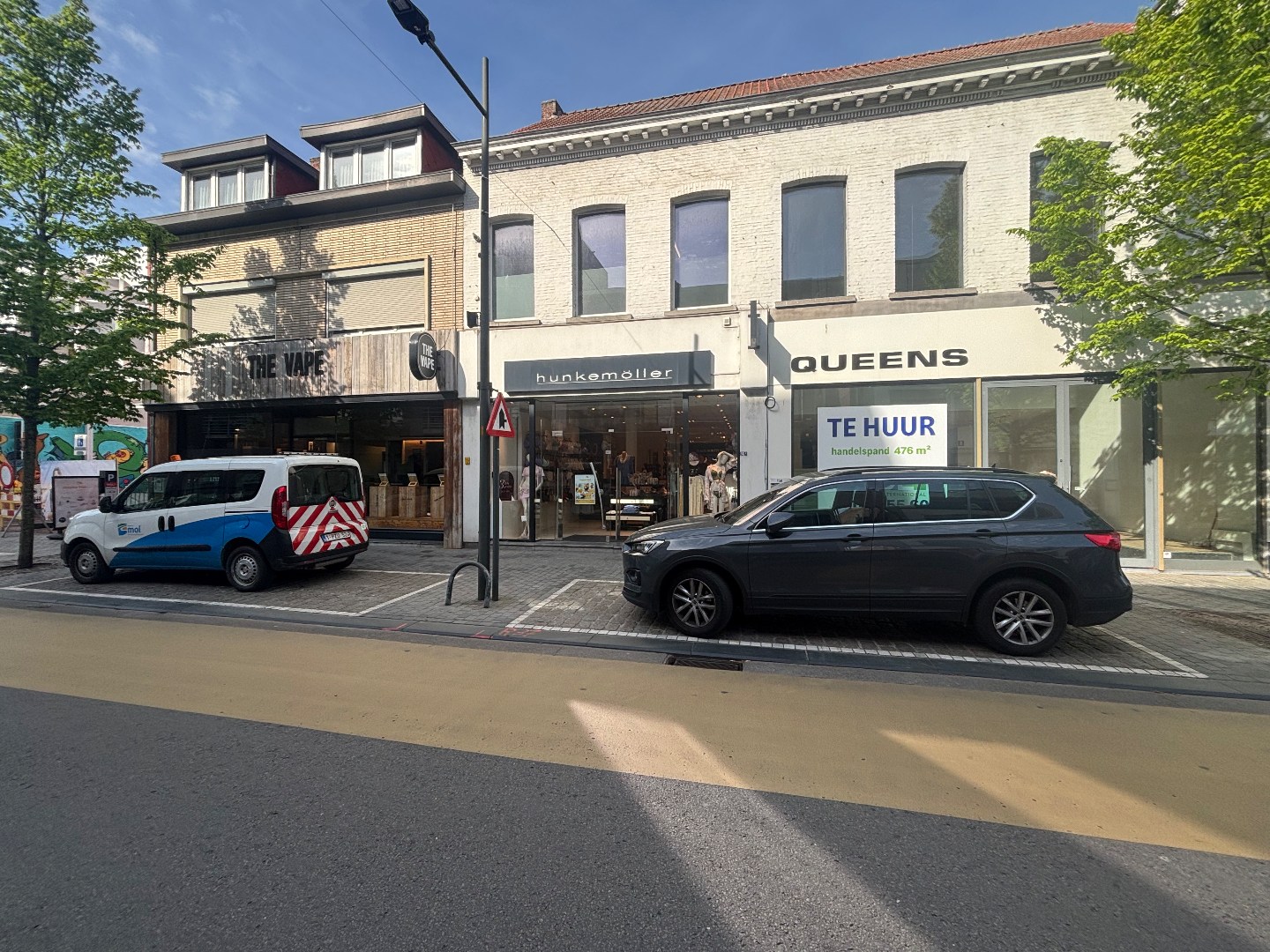 Handelshuis met 2 garages op topligging in centrum van Mol 