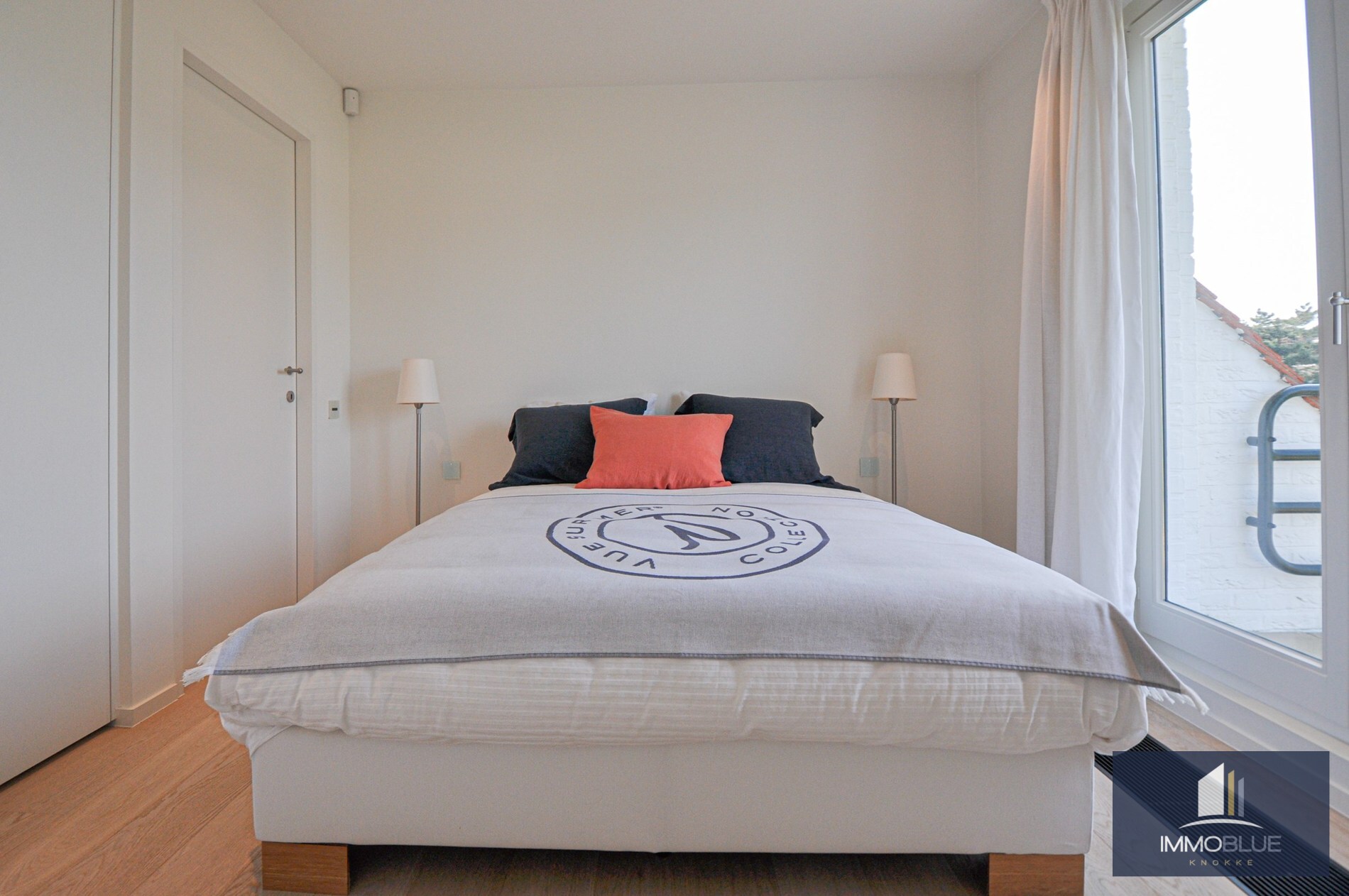 "Sublime appartement d'angle avec de spacieuses terrasses situé dans le prestigieux domaine Tennis Garden." 