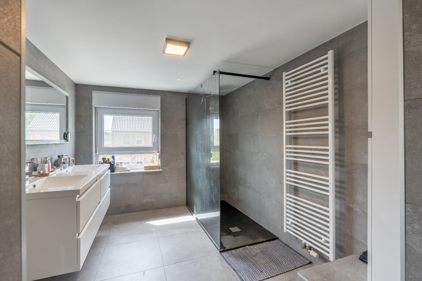 Ruime woning in Dorne(Maaseik) met 4 slaapkamers, gelegen op een uitzonderlijk ruim perceel. 