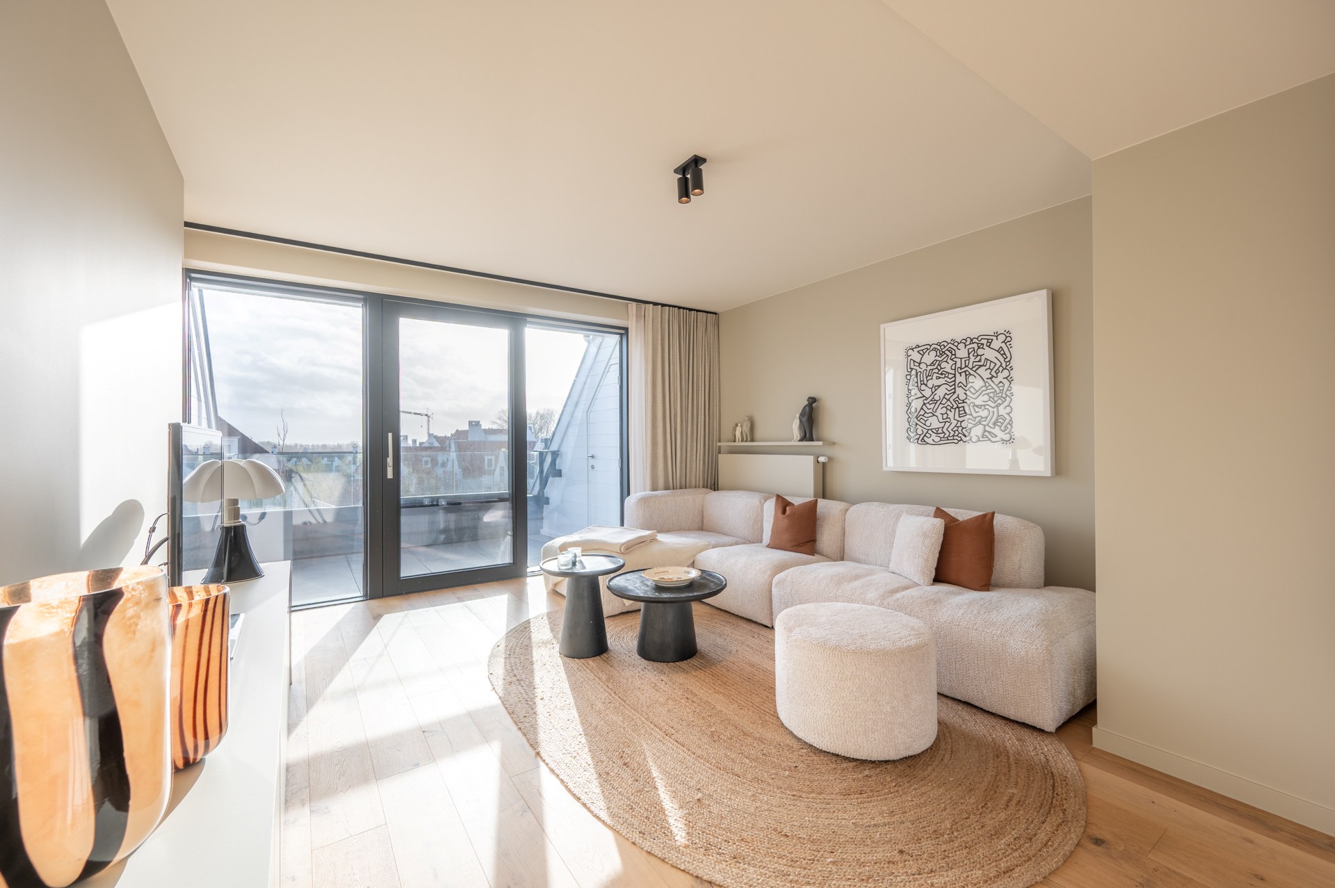 Cet appartement en duplex lumineux est situé à Duinenwater, combinant un agencement pratique avec des espaces extérieurs agréables et un emplacement calme au bord de l'eau. 