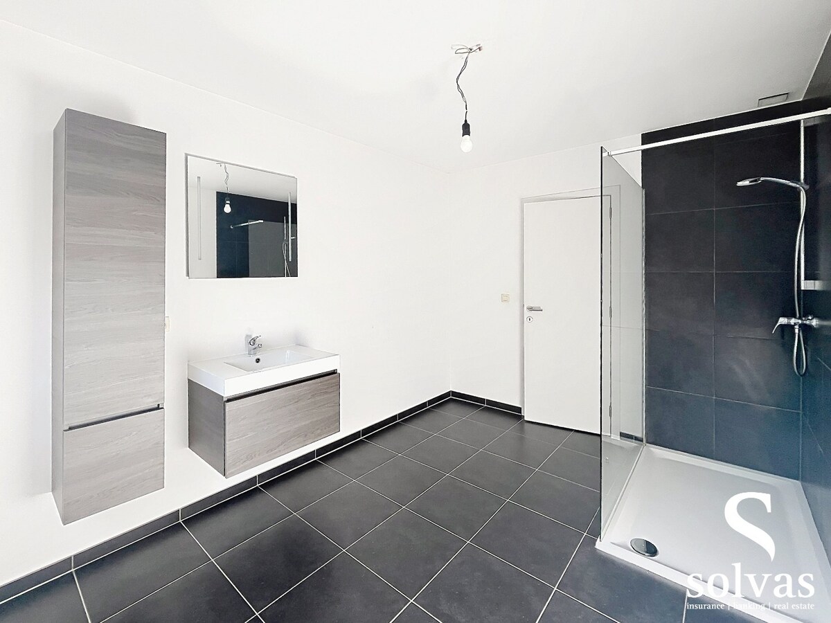Instapklare ruime halfopen woning met 4 slaapkamers op toplocatie! 