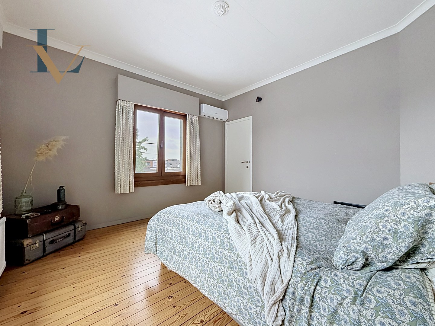 Charmante instapklare woning met 2 slpk. aan de vaart in Schoten nabij het centrum. 