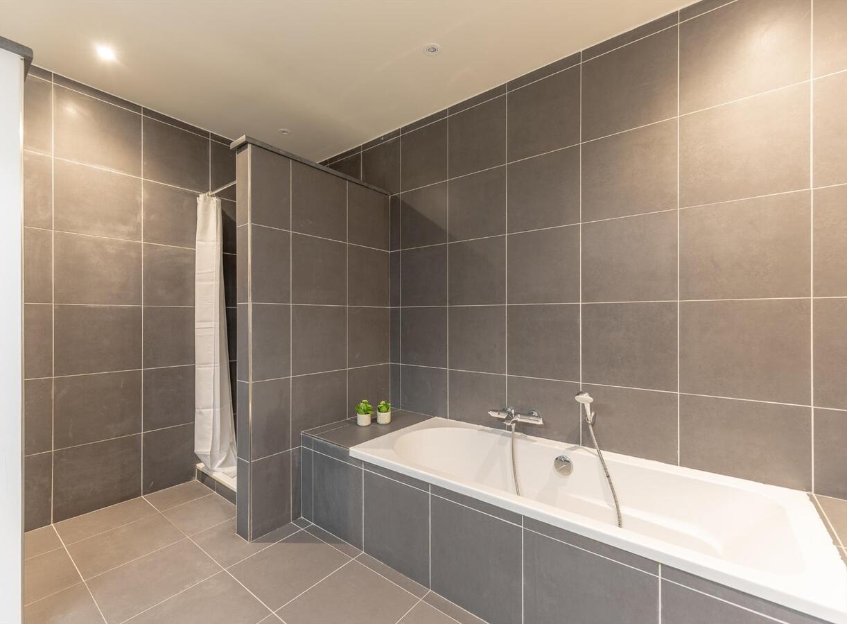 Zeer ruime woning met bijzonder veel licht én luxe  !    IDEAAL VOOR GROOT GEZIN !! 