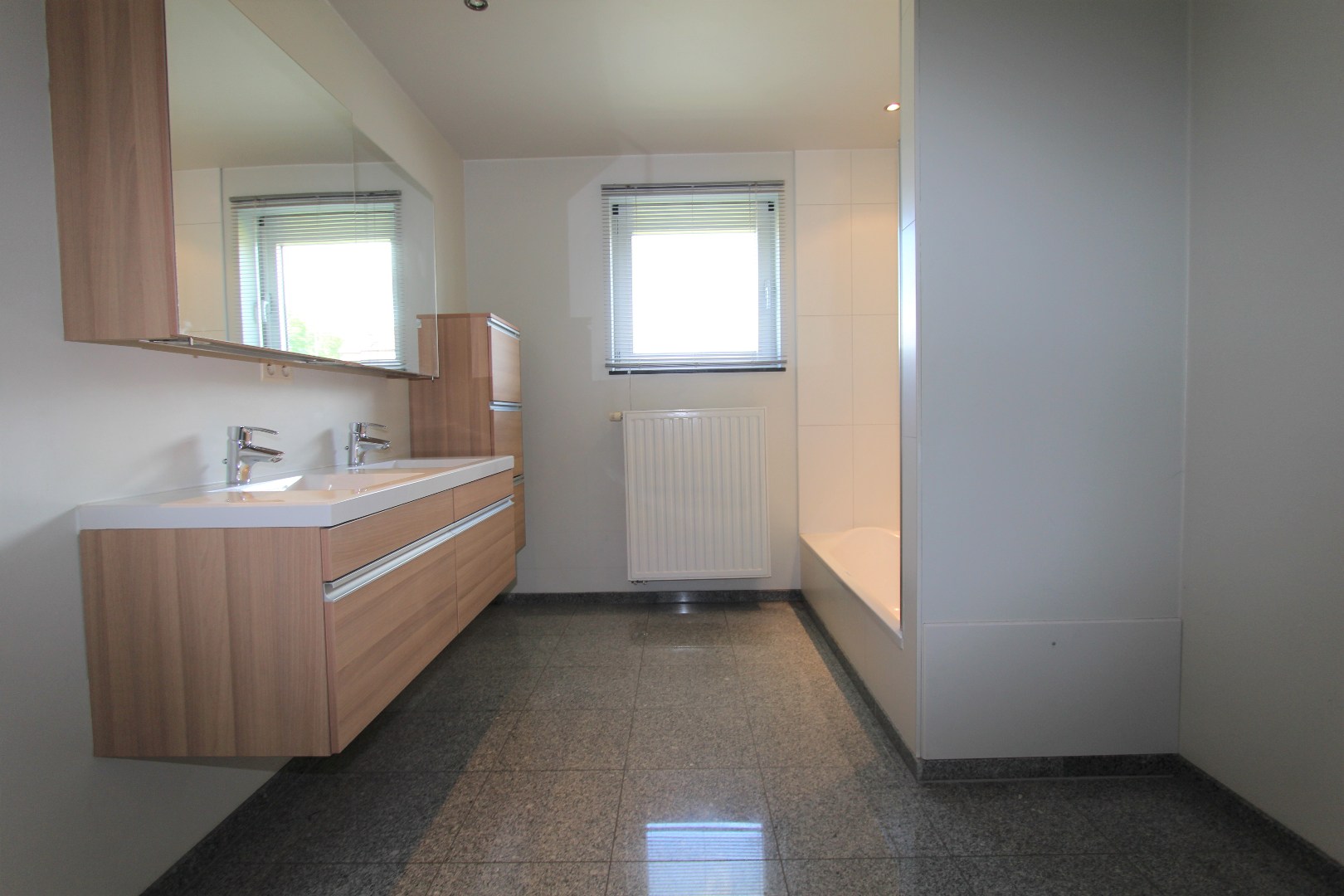 MODERNE LOFTWONING MET TERRAS EN 2 AUTOSTAANPLAATSEN 