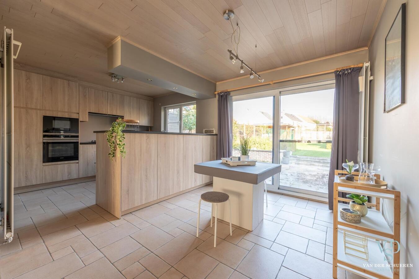 Praktische en degelijke woning in hartje Dikkelvenne . Bijzonder ruim ! 