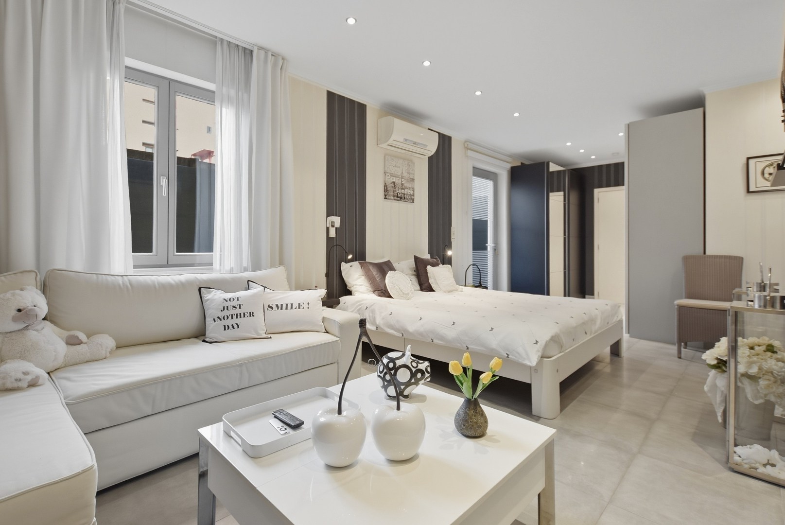 Prachtig onderhouden gelijkvloersappartement van maar liefst 175m² gelegen op 50m van het strand te Sint-Idesbald. 