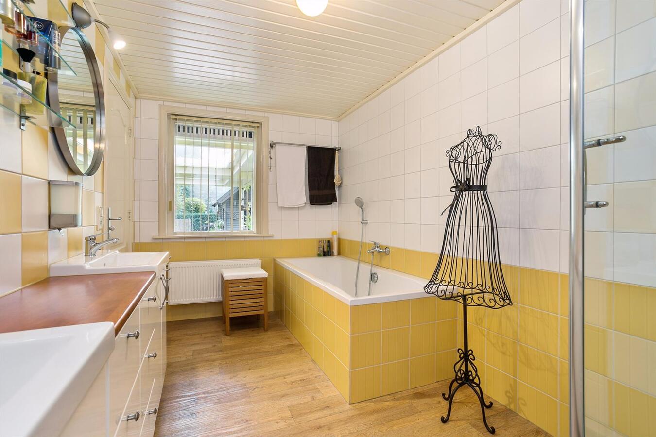 Fraai gelegen, karakteristiek vooroorlogs, vrijstaand gerenoveerd woonhuis op perceel van 1.035 m2 aan de Tonterstraat 42 te Riethoven. 