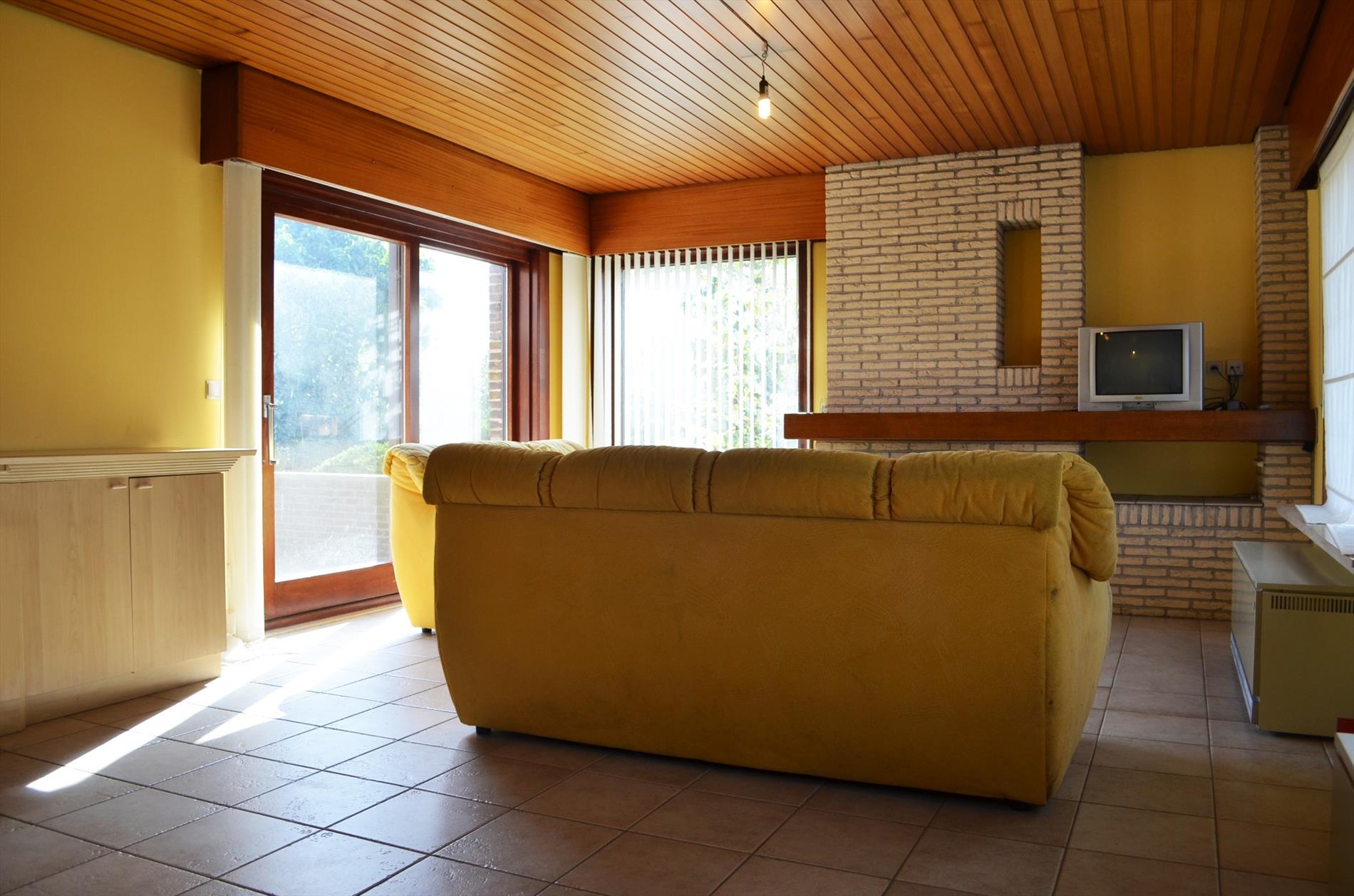 Te renoveren gezinswoning met 3 slpks, garage en tuin rustig gelegen te Bassevelde 