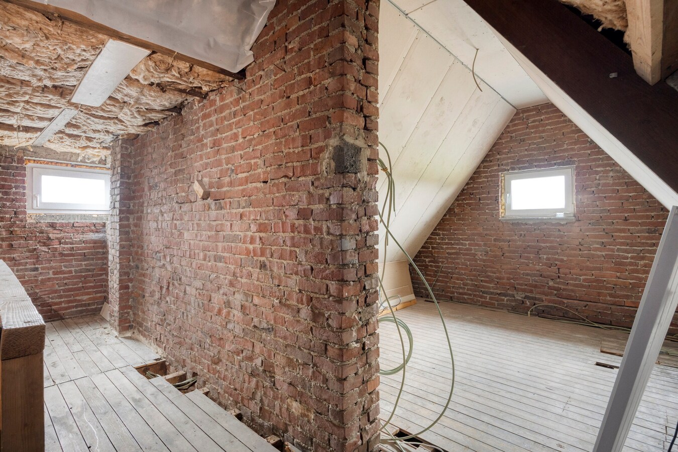 Woning met vergunde loods (300 m² x 2) en bijgebouw (50,50 m²). 