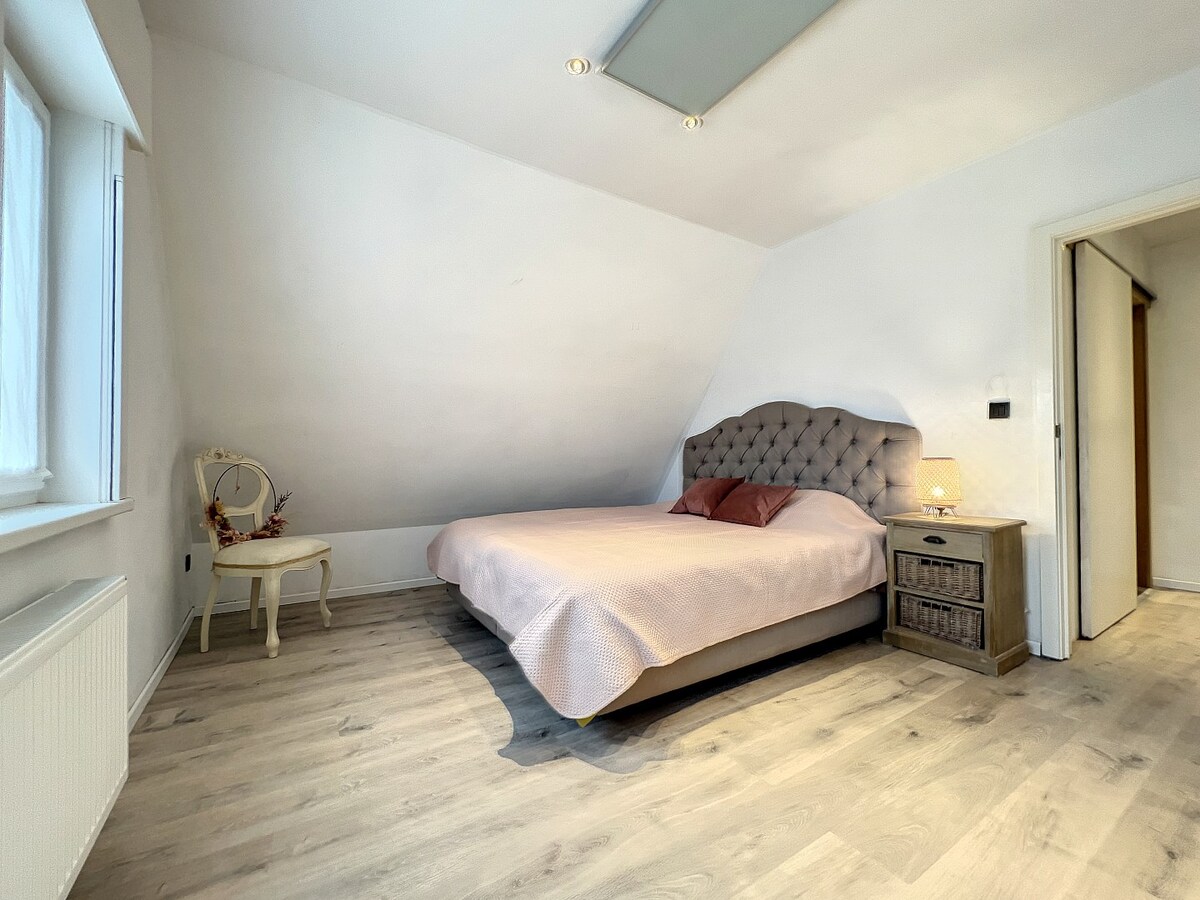 Landelijk gelegen, prachtige halfopen woning met twee (mogelijks drie) slaapkamers. 