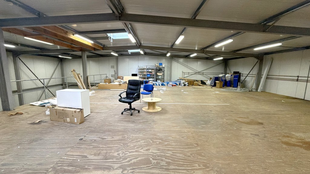 Bedrijfsgebouw met laadkades te huur nabij E313 in Olen