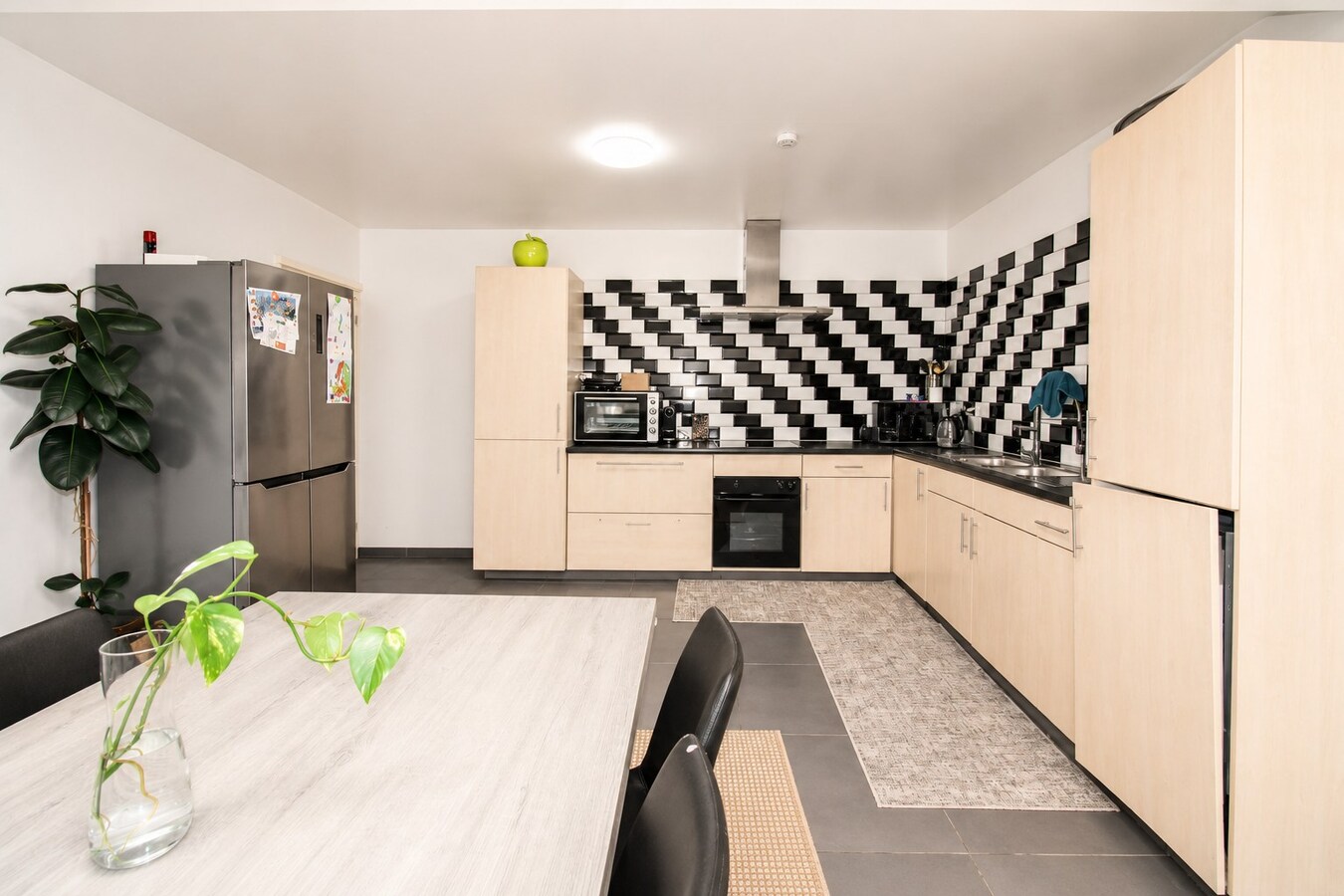 Rustig gelegen en instapklare gezinswoning met 3 slaapkamers, 2 badkamers en diepe tuin in Temse! 