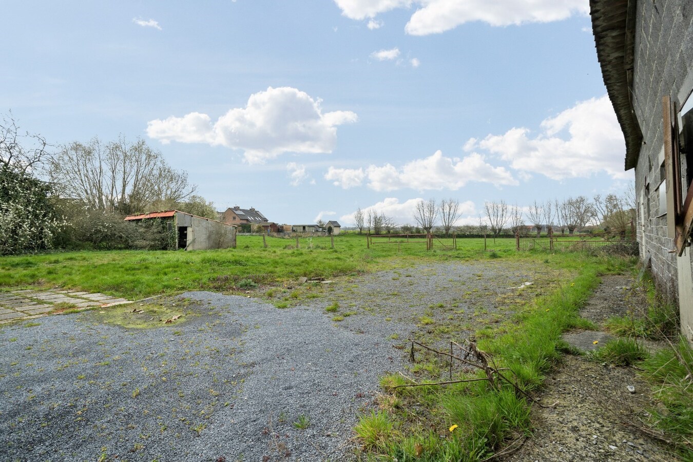 Hoeve uit wederopbouwperiode, gelegen in de dorpskern van Voormezele 