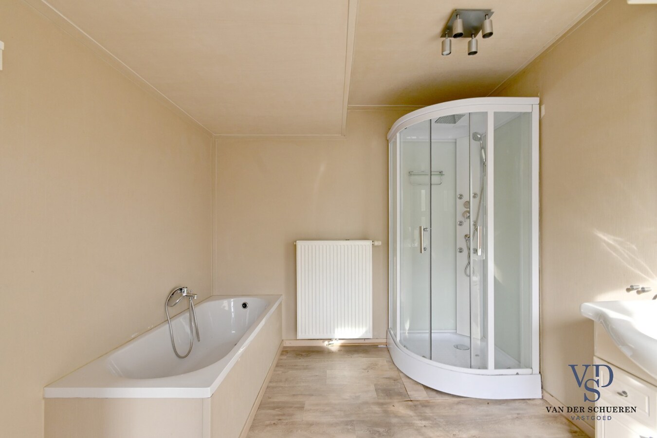 Te renoveren woning in centrum Balegem. 