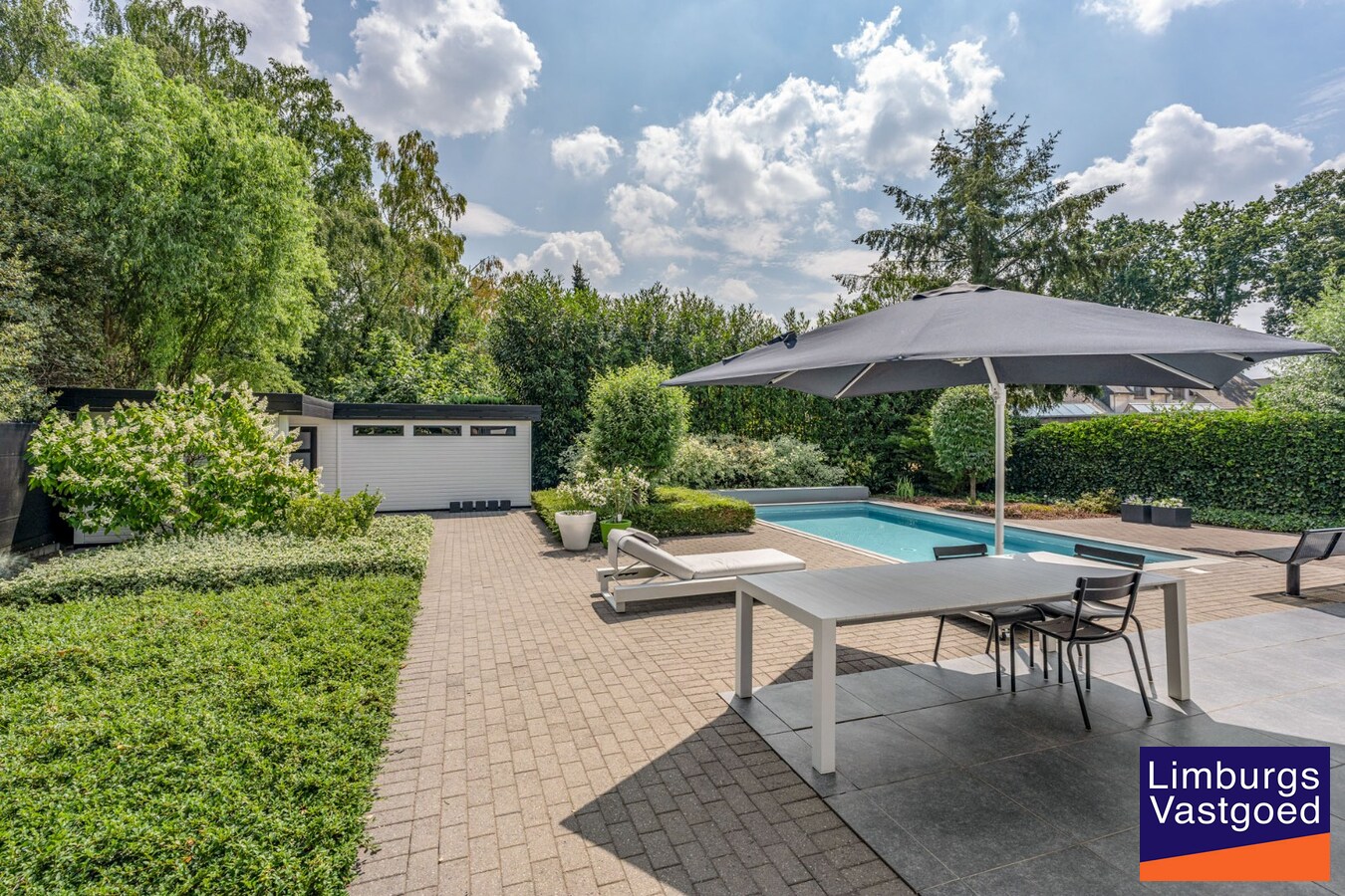 Moderne architectenwoning met mooie tuin en zwembad, 5 slaapkamers in Hasselt, OB op 8a12ca in doodlopende straat 