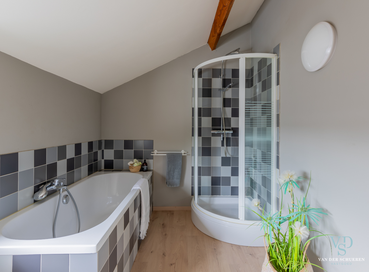 Authentieke herenwoning met atelier / bureau's. 