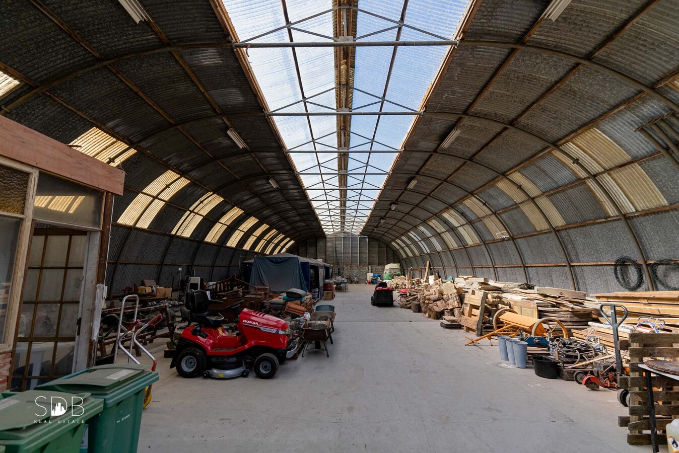 Stijlvolle villa met diverse bijgebouwen en graslanden op circa 3ha 
