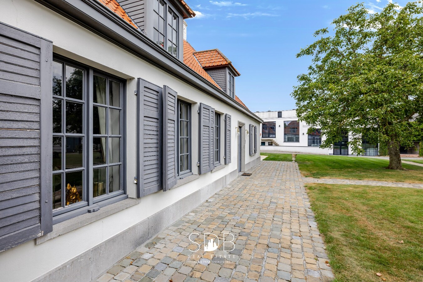 Landelijke villa met bijgebouwen en graslanden op 23.740m² 